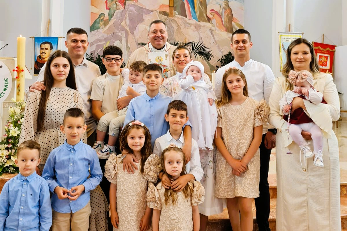 Don Franjo Glasnović krstio deveto dijete obitelji Antić u sklopu trostrukog slavlja u Kistanjama