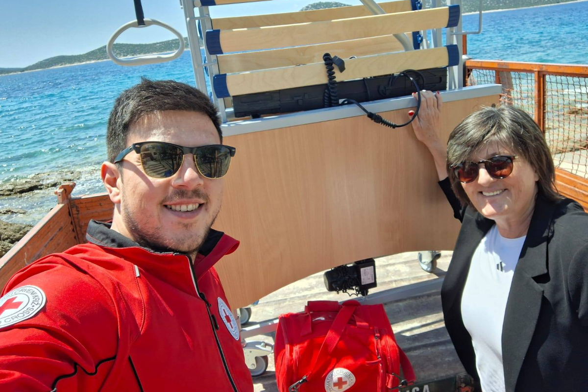 Kad humanost poveže obalu i otok: Medicinski krevet stigao na otok Prvić