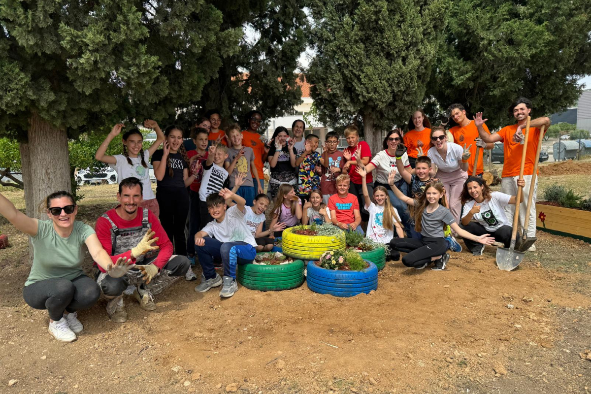 U Katoličkoj osnovnoj školi Šibenik održana volonterska akcija uređenja školskog vrta 