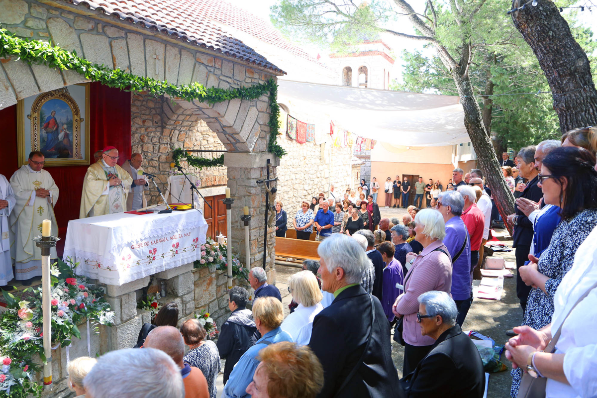 Svečano proslavljena svetkovina Gospe od Karavaja u Tisnome: „Žeđamo za mirom koji je predokus vječnosti“