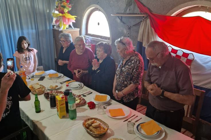 Proslavila 96. rođendan uz pjesmu, igre i društvo najmilijih: Baka Dobrila i dalje kuha, pleše i „čeprka“ po vrtu