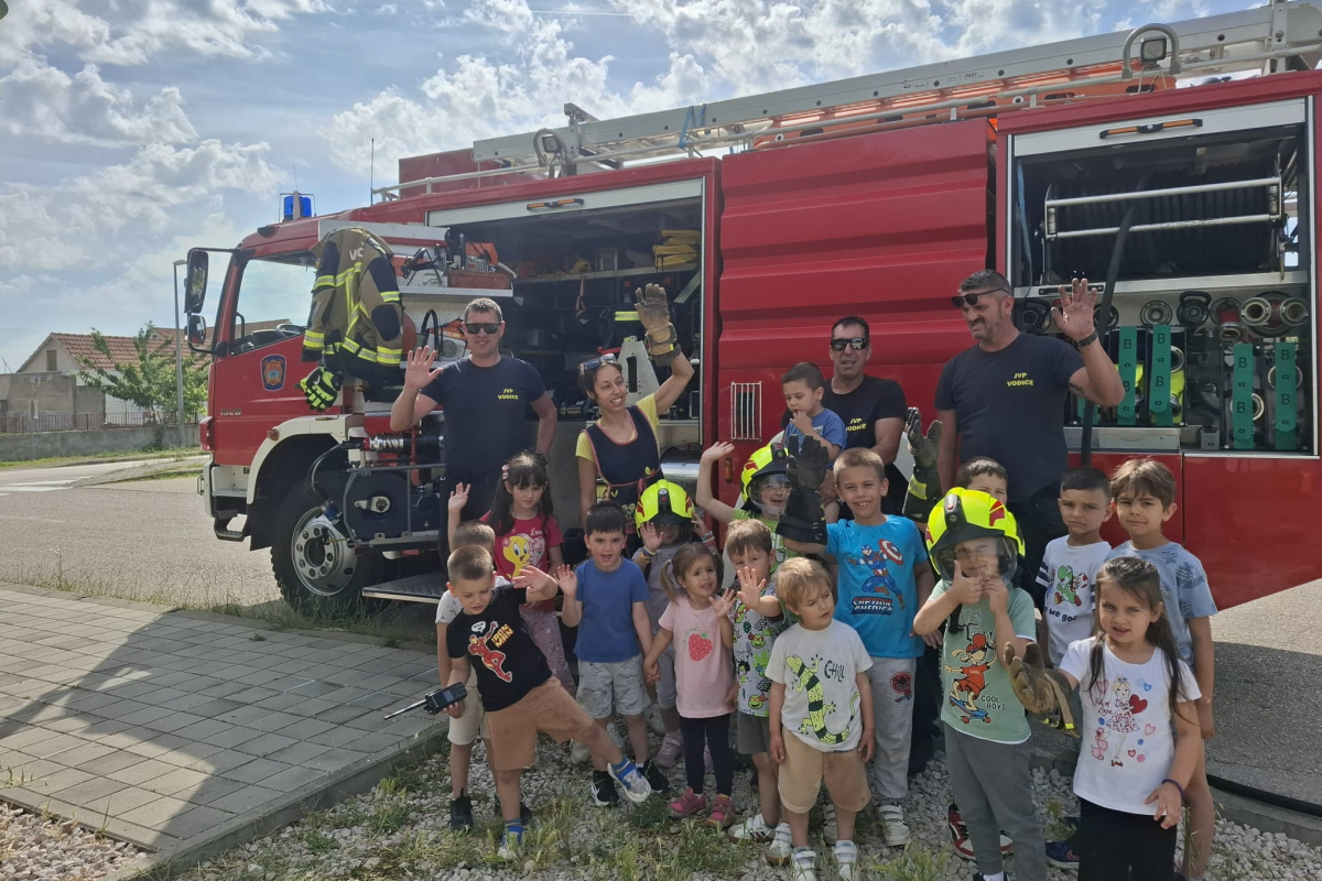 Mališani iz Čiste Velike uživali u susretu s vatrogascima: upoznali opremu, vozilo i isprobali šmrk