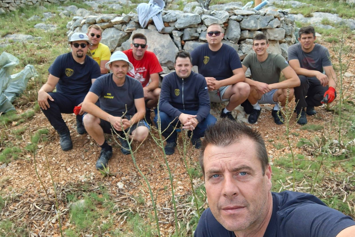 Vatrogasci Tisnog i Vodica zajednički obnavljali suhozid na Kornatima u čast stradalim kolegama