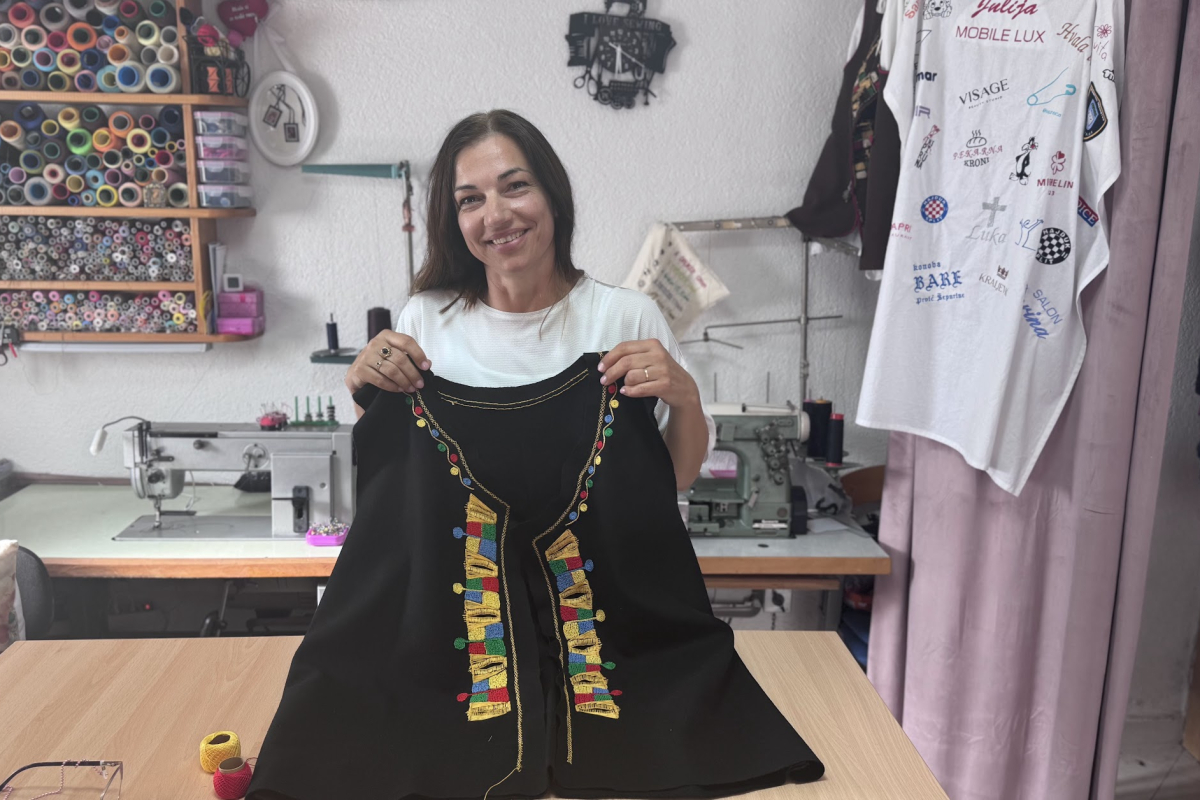 Kad ljubav prema zanatu preraste u čuvaricu tradicije – vodiška krojačica Sanja izrađuje unikatne narodne nošnje