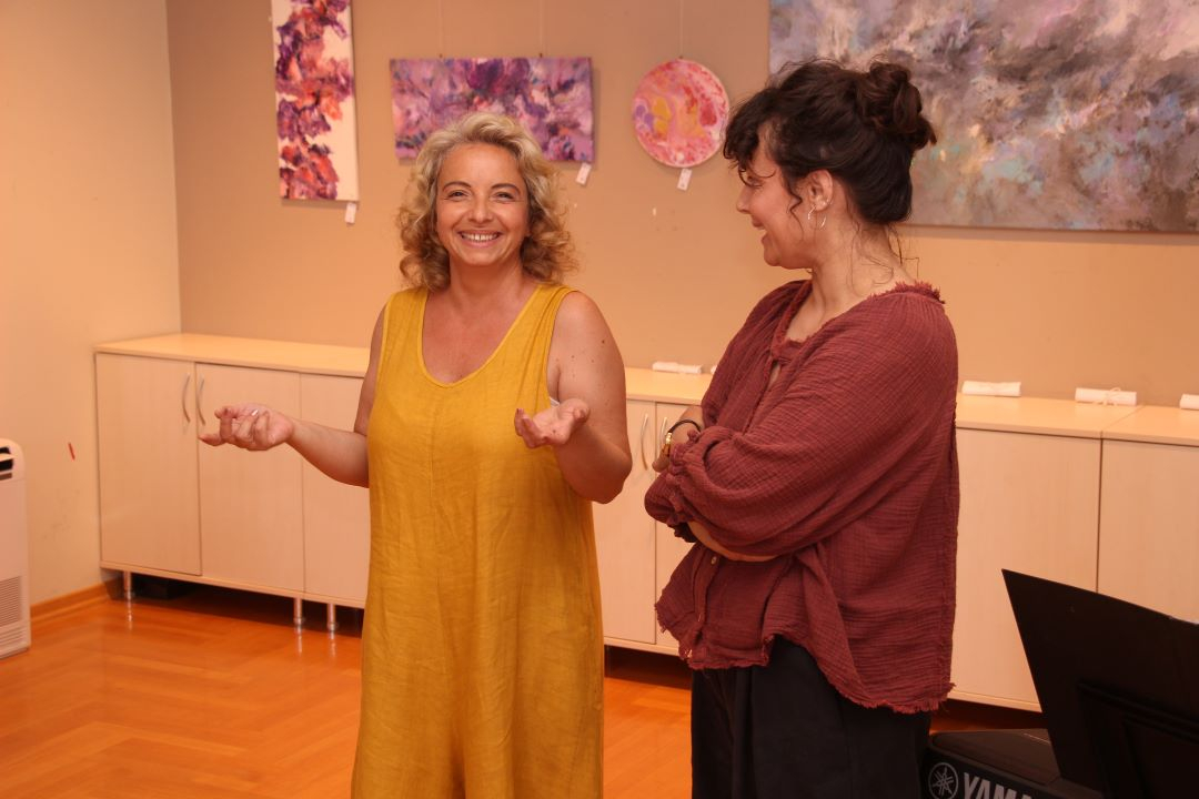 Duhovna priča u slikama i notama: izložba Daniele Ožvanić otvorena u Gradskoj knjižnici Vodice