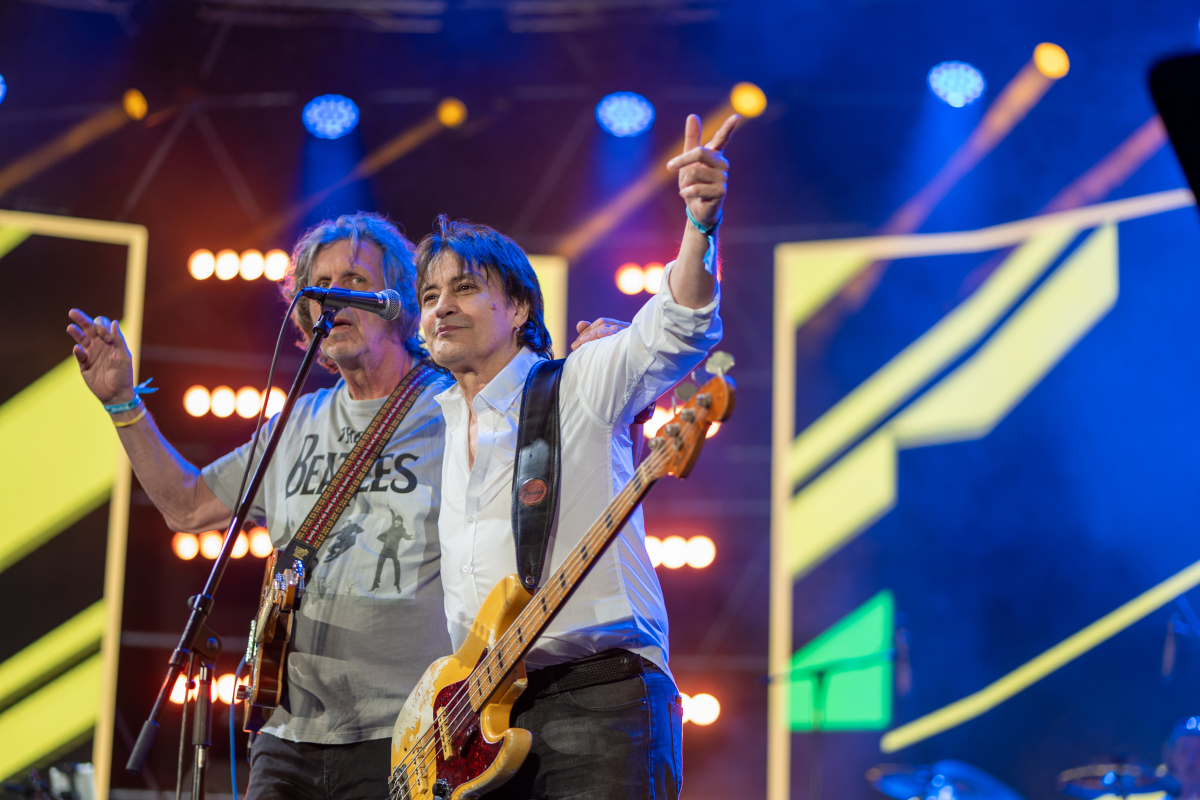 Prva večer CMC festivala u Vodicama oduševila publiku: The Frajle zagrijale atmosferu, Kalember evocirao uspomene, Grdović izazvao delirij, a Sandi zatvorio večer s emocijom