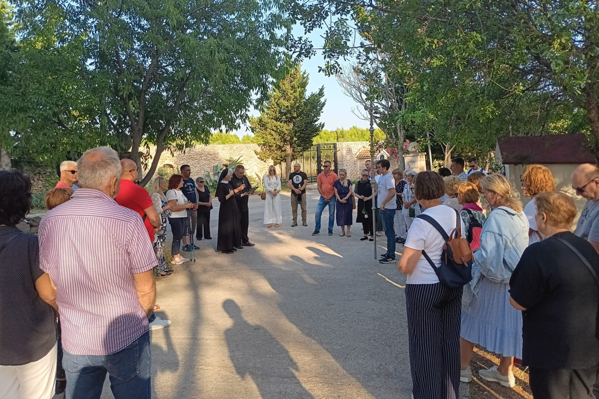 Uoči Duhova mnoštvo vjernika bdjelo na Okitu u molitvi i zajedništvu