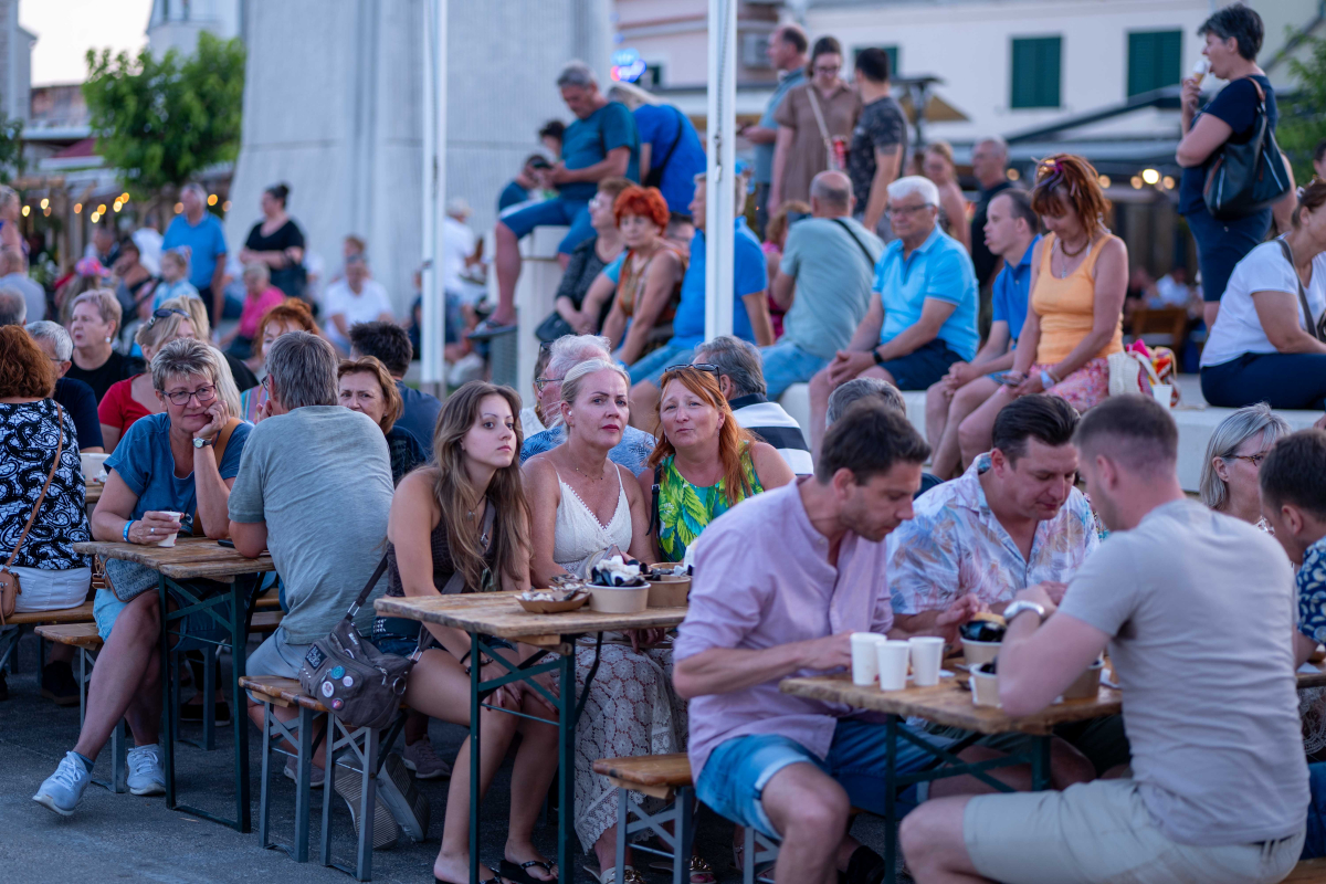 Prvi dan ljeta uz srdele, dagnje i duh Mediterana: ŠRK Mali porat organizirao tradicionalnu ribarsku večer
