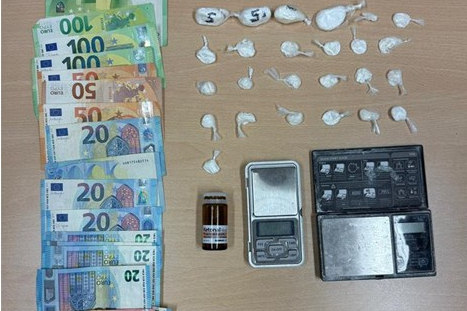 Razbijena mreža dilera: u pretragama pronađene velike količine droge, novac i oružje