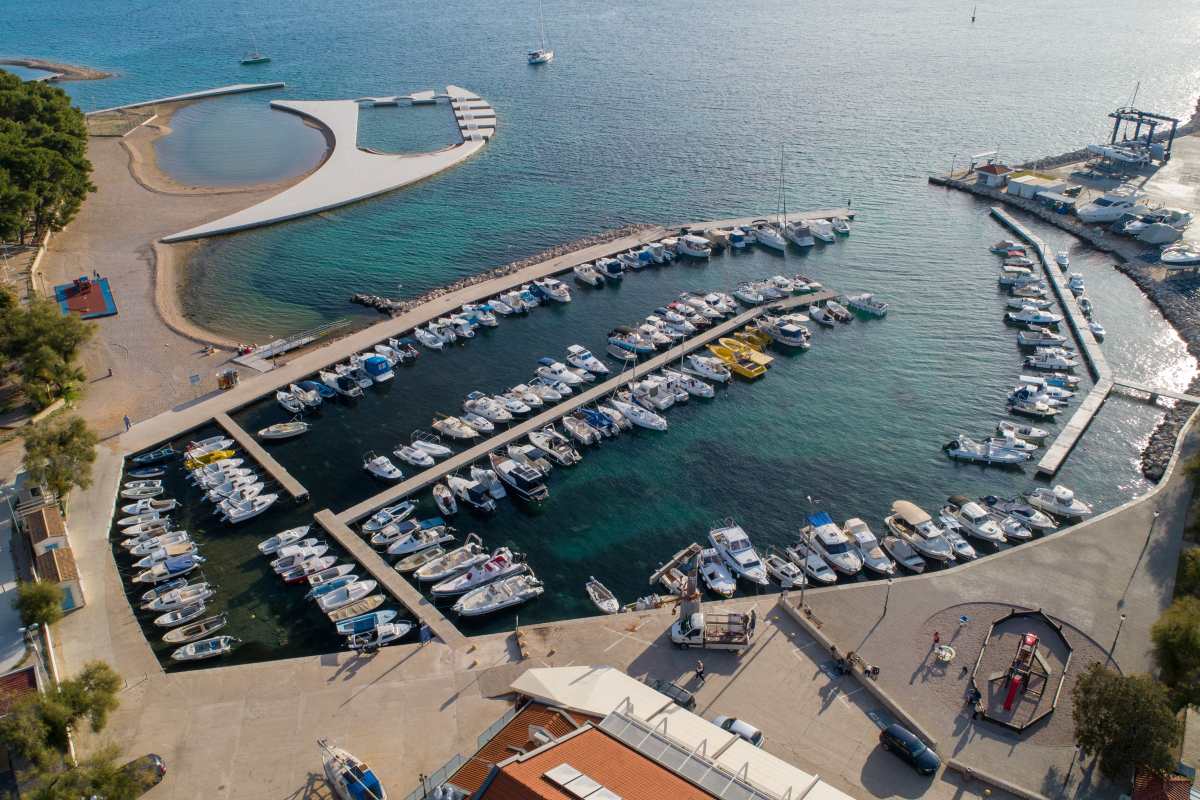 Ponton u luci Stražara od ključne važnosti za Prvićane: Lučka uprava pojašnjava situaciju oko korištenja vezova