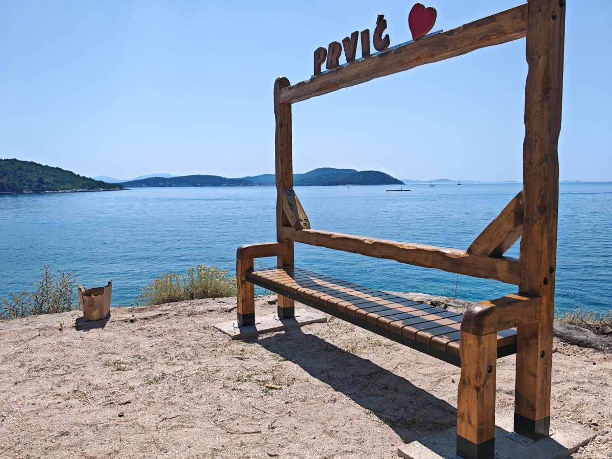 Nova atrakcija: Prvić Luka dobila klupu s pogledom na more i otoke