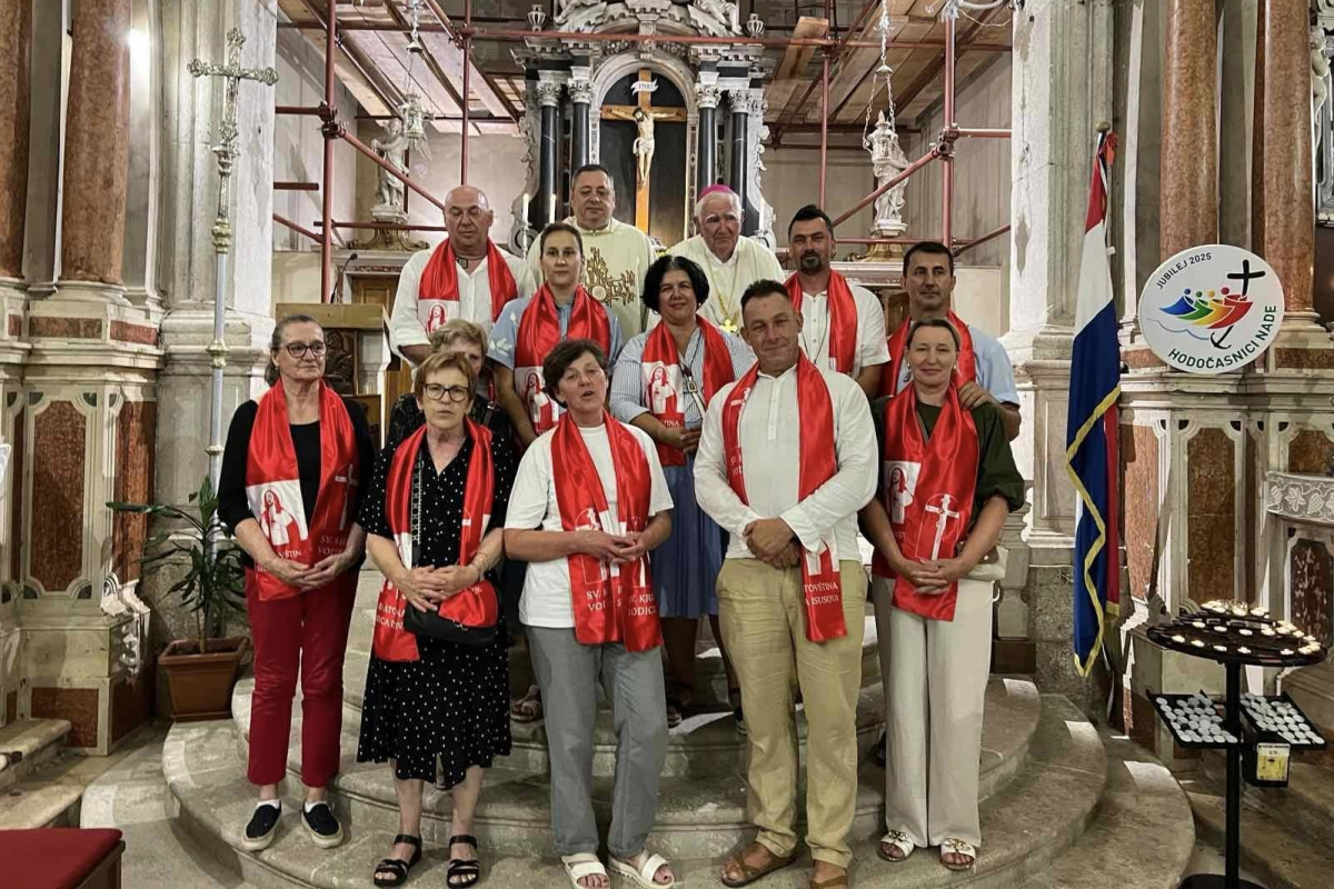 Biskup u miru Ante Ivas predvodio svetkovinu Srca Isusova u Vodicama