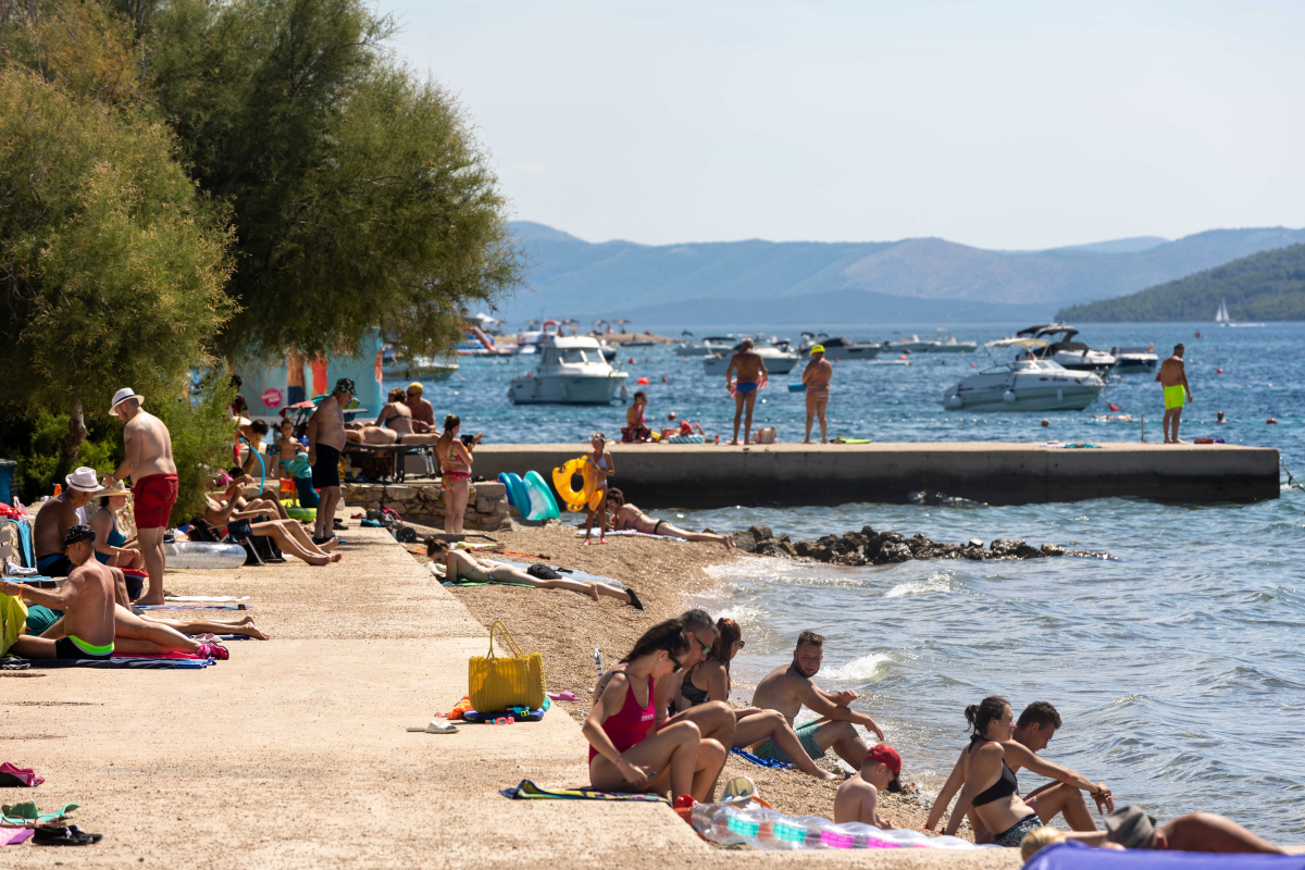 Plaža nije privatna: Komunalno redarstvo o „rezervacijama“ mjesta ručnicima na Srimi