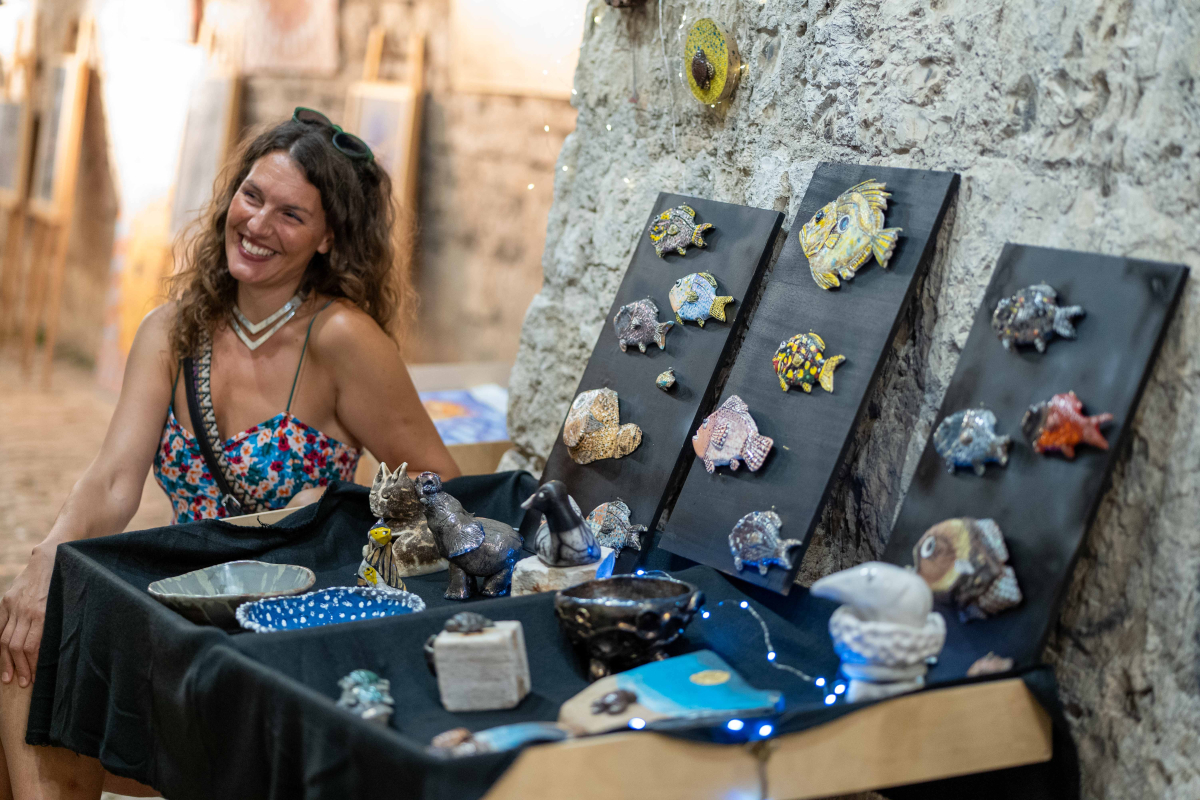 Biologinja s dušom umjetnice: Ivana Petrov Rančić izlaže jedinstvene keramičke ribe na vodičkom festivalu