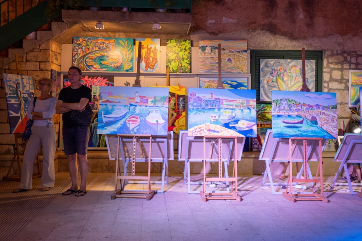 Zadnji dan Vodice Street Festivala: Izložba Roka Ivande ispod kampanela i koncert Soulfingersa na rivi