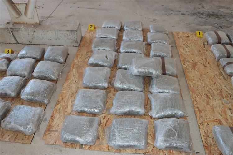 U teretnjaku mu pronašli preko 82 kilograma marihuane i vrećicu amfetamina