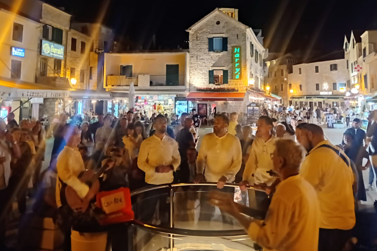 Kad zapivaju "Bunari", Vodice stanu i slušaju