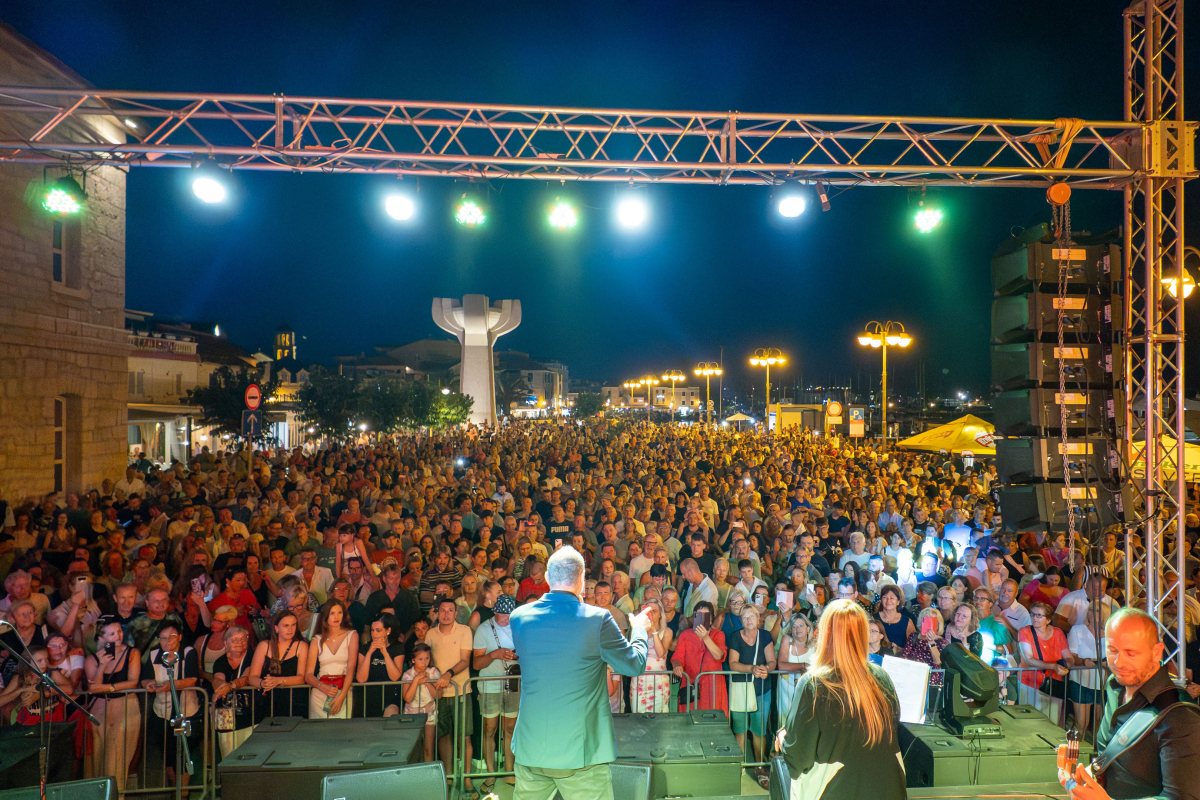 Dražen Zečić raspjevao i rasplesao tisuće na vodičkoj rivi