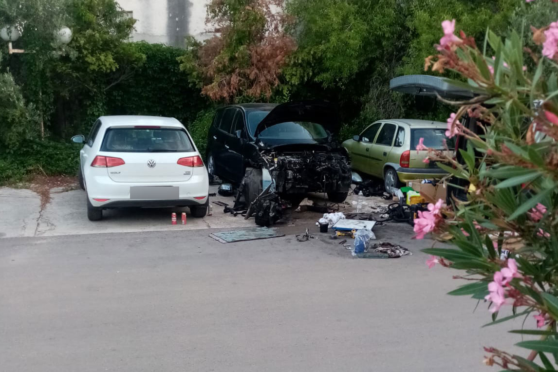 Za rubriku "vjerovali ili ne": Servisirao auto uz prometnicu kao da je u radionici