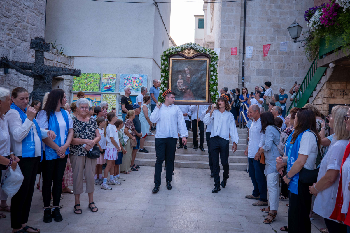Vjernici u procesiji nosili Gospinu sliku do Okita i molitvom započeli proslavu Gospe od Karmela