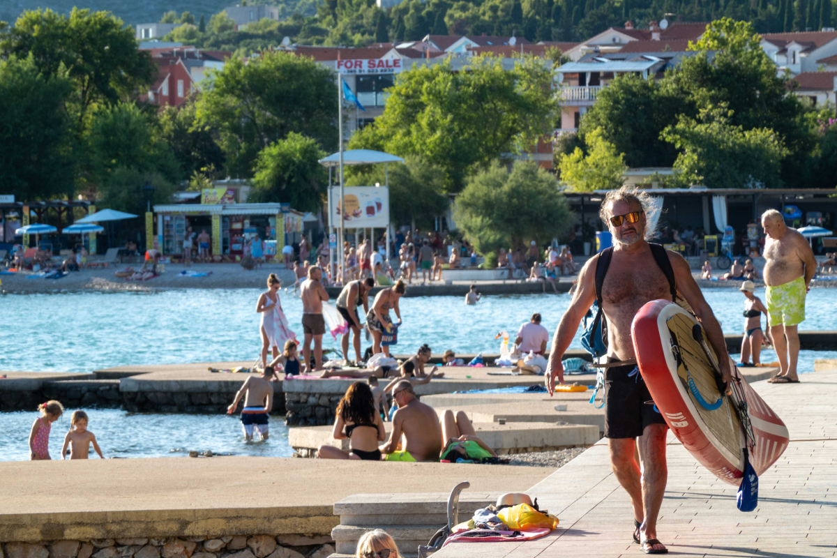 Unatoč hladnijem moru, zapadna plaža u Vodicama puna gostiju