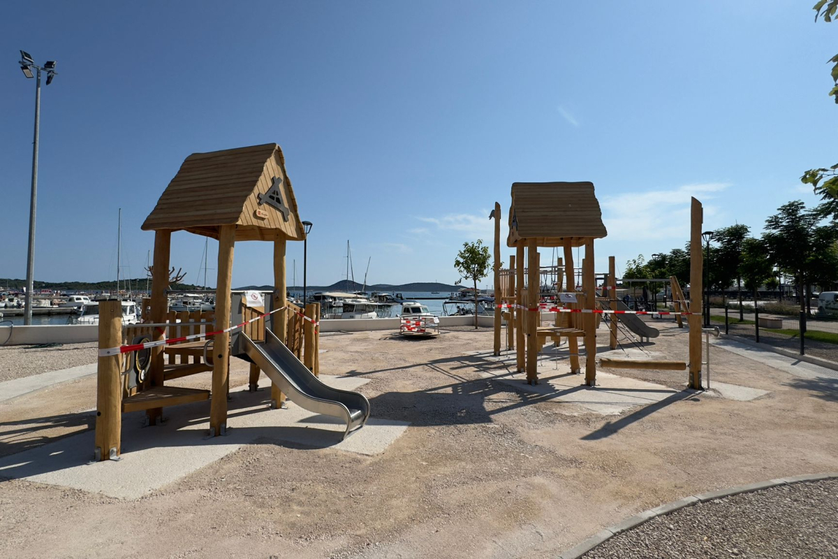 Igralište kod lučice Stražara dobiva novo ruho: postavljena igrala, posađena stabla i nova česma