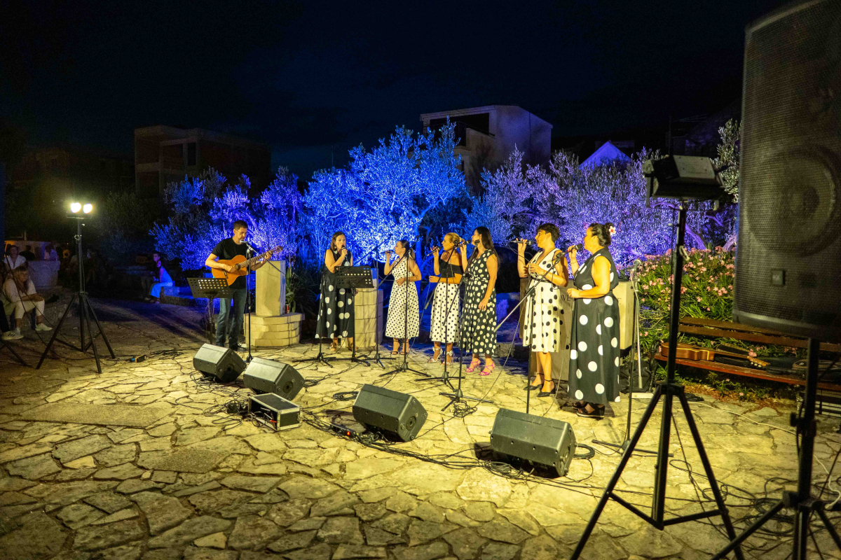 Večer pjesnika i klapa u Srimi: red stihova, red pisme u toploj srpanjskoj noći