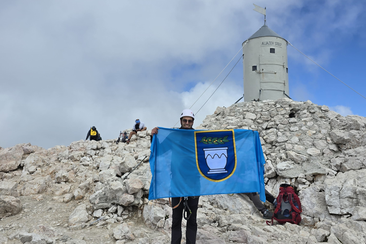 Na krovu Slovenije sa srcem Vodica: Toni Čićin-Šain razvio vodičku zastavu na Triglavu, a već planira uspon na Kilimanjaro
