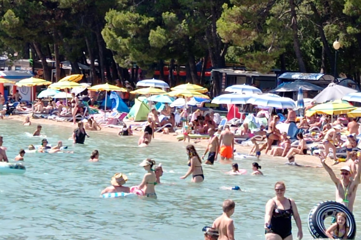 U Vodicama pasa nima? Ma dajte, pogledajte plaže!