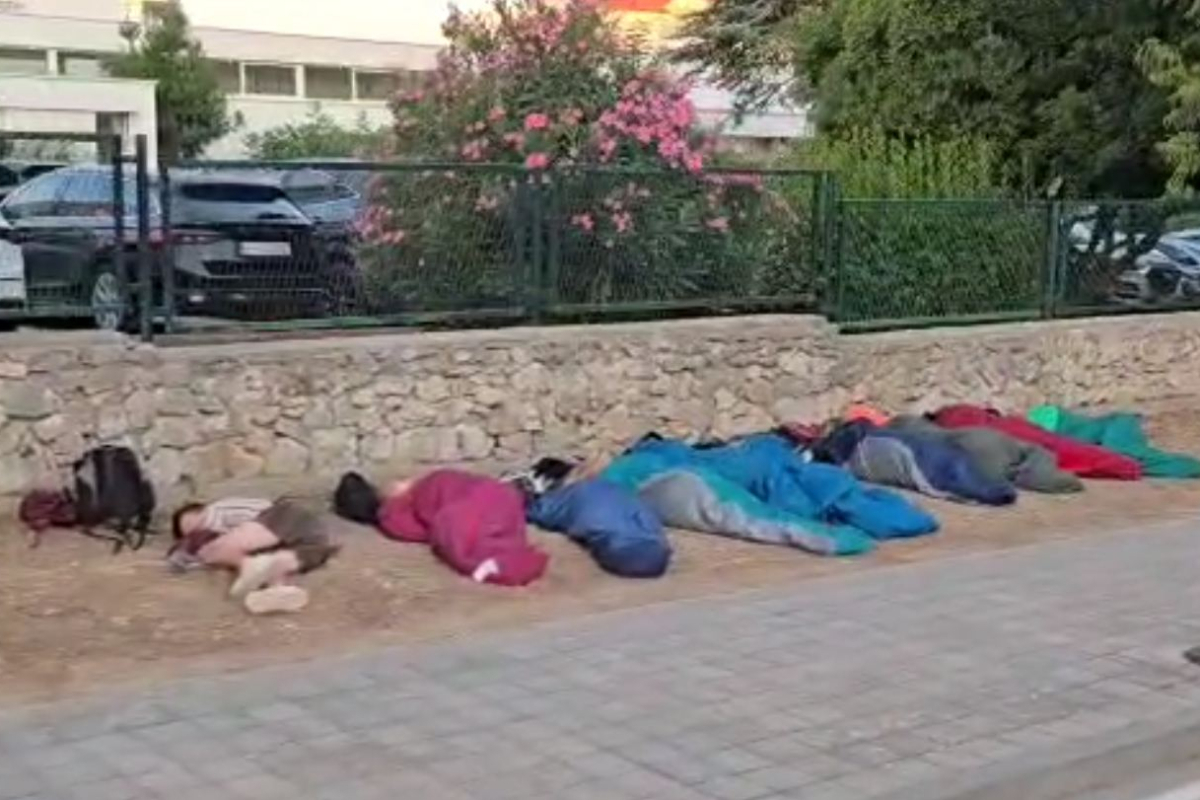 Ni hotel im ne treba: skupina mladih prenoćila uz cestu u vrećama za spavanje