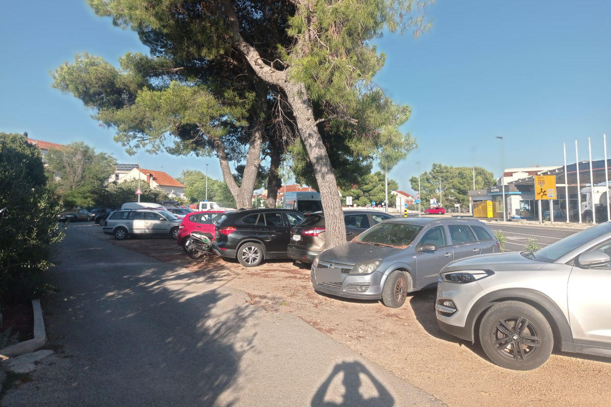 Paškina ćakula: Još ima mista u Vodicama di se parkira besplatno