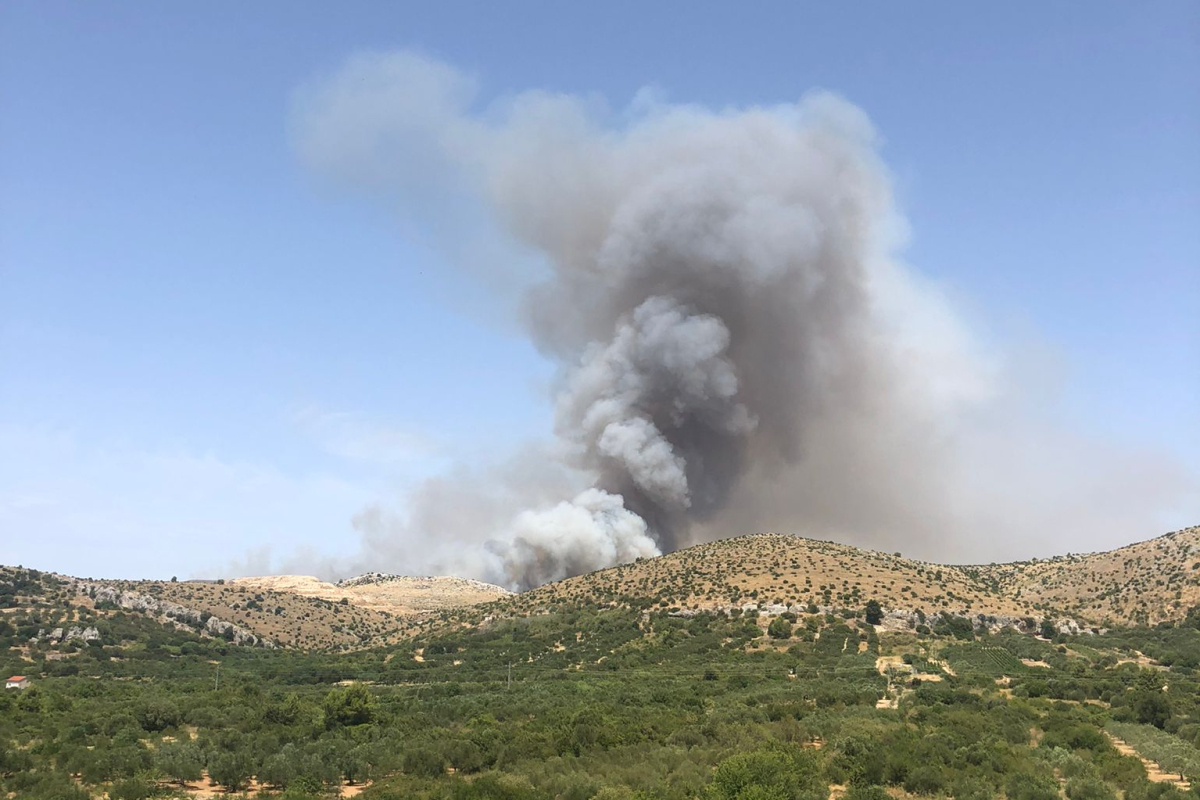 Požar kod Bikarca: Uzrok radovi mehanizacijom, u gašenju sudjeluju zračne i zemaljske snage