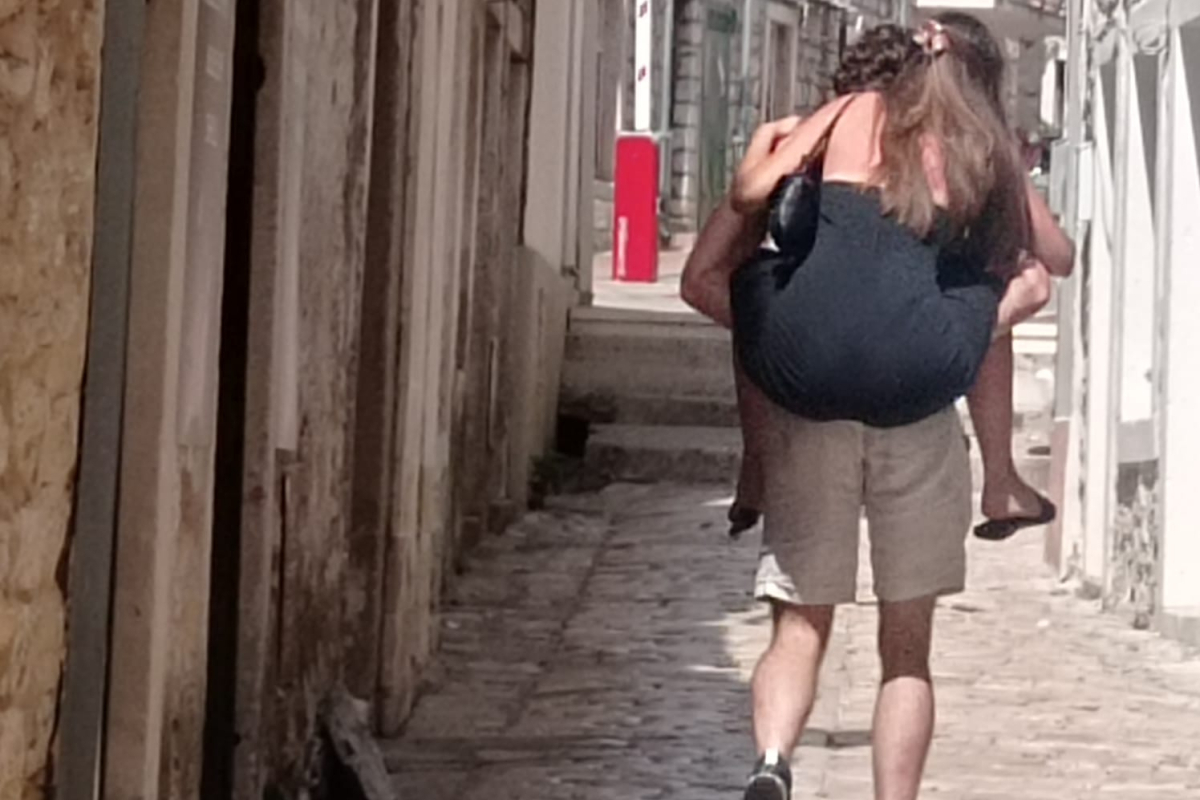 Divojku na krkače, uz skaline povrh crkve - ljubavna scena iz centra Vodica