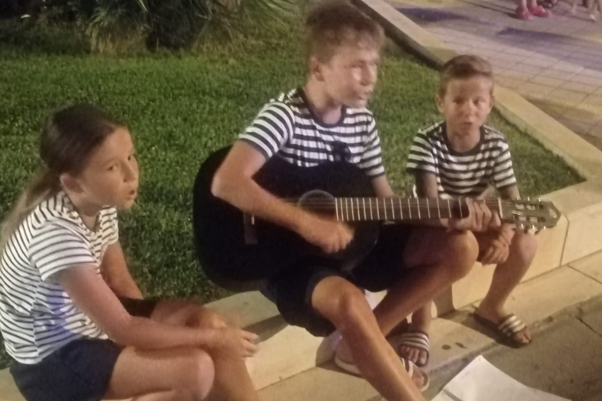 Dalmatinska pisma odjekivala vodiškom rivom: Dica raspjevala publiku