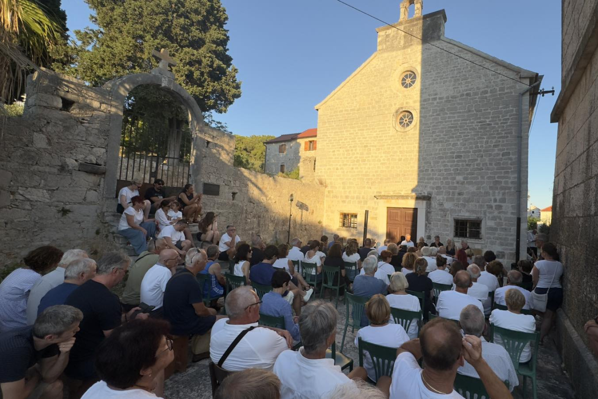 U Prvić Luci održana promocija knjige “Mareta iz Prvić Luke” i snimljena Milenijska fotografija u čast legendarnog otočkog kluba