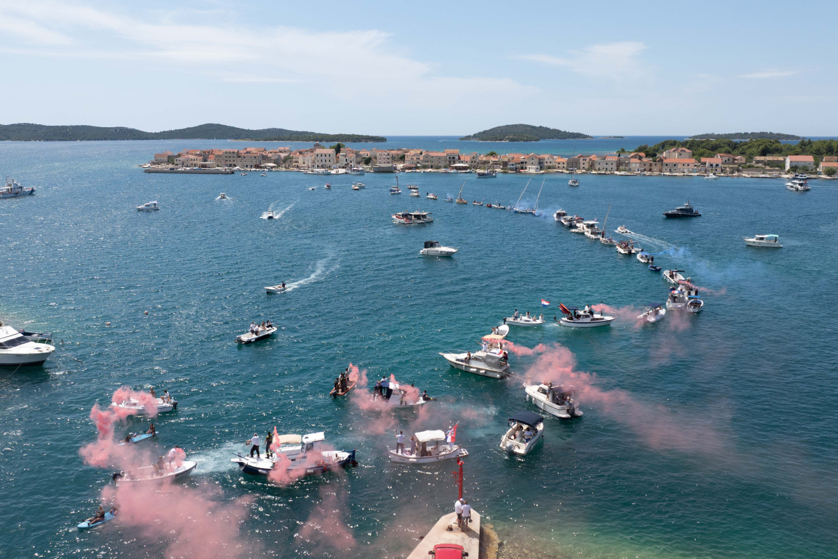 Brod do broda: snimljena 957. Milenijska fotografija Šime Strikomana koja simbolično spaja Brodaricu i Krapanj
