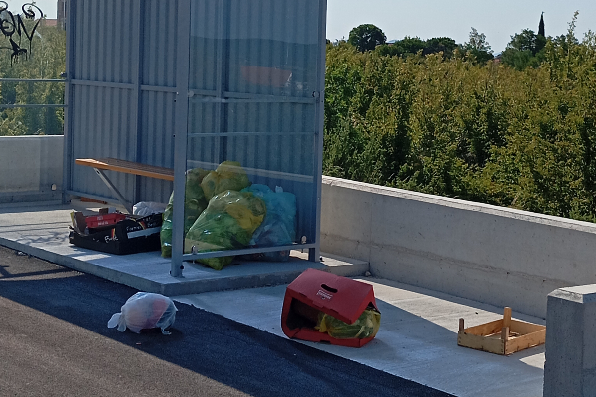 Putnike na ulazu u Vodice dočekuje - smeće