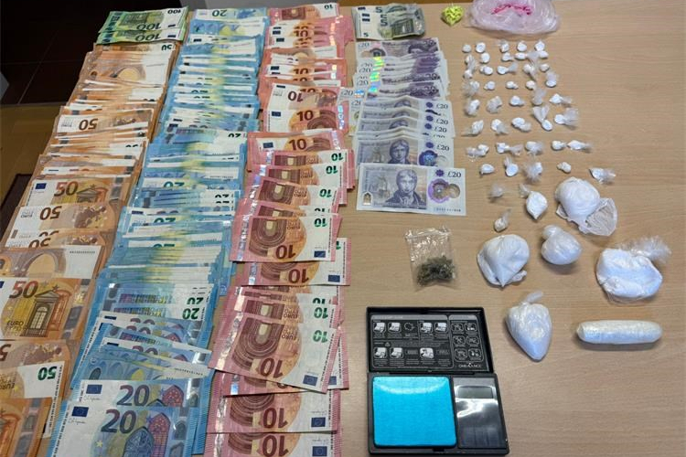 Policija pretragom apartmana u Vodicama pronašla marihuanu, ketamin, kokain, MDMA, digitalnu vagu i novac