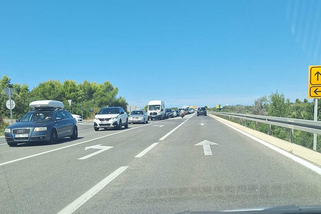 Prometni kolaps: kolona od Vodica pa sve do ulaza u Šibenik