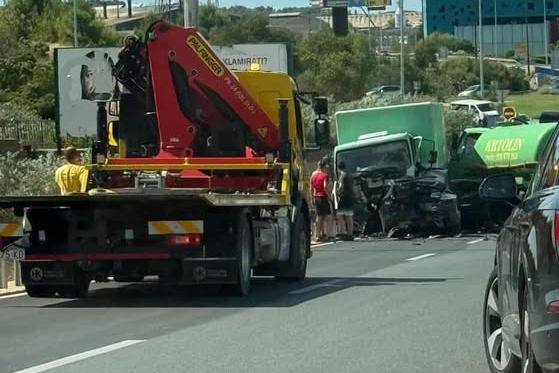 U prometnoj nesreći na D-8 smrtno stradao 50-godišnji vozač osobnog automobila