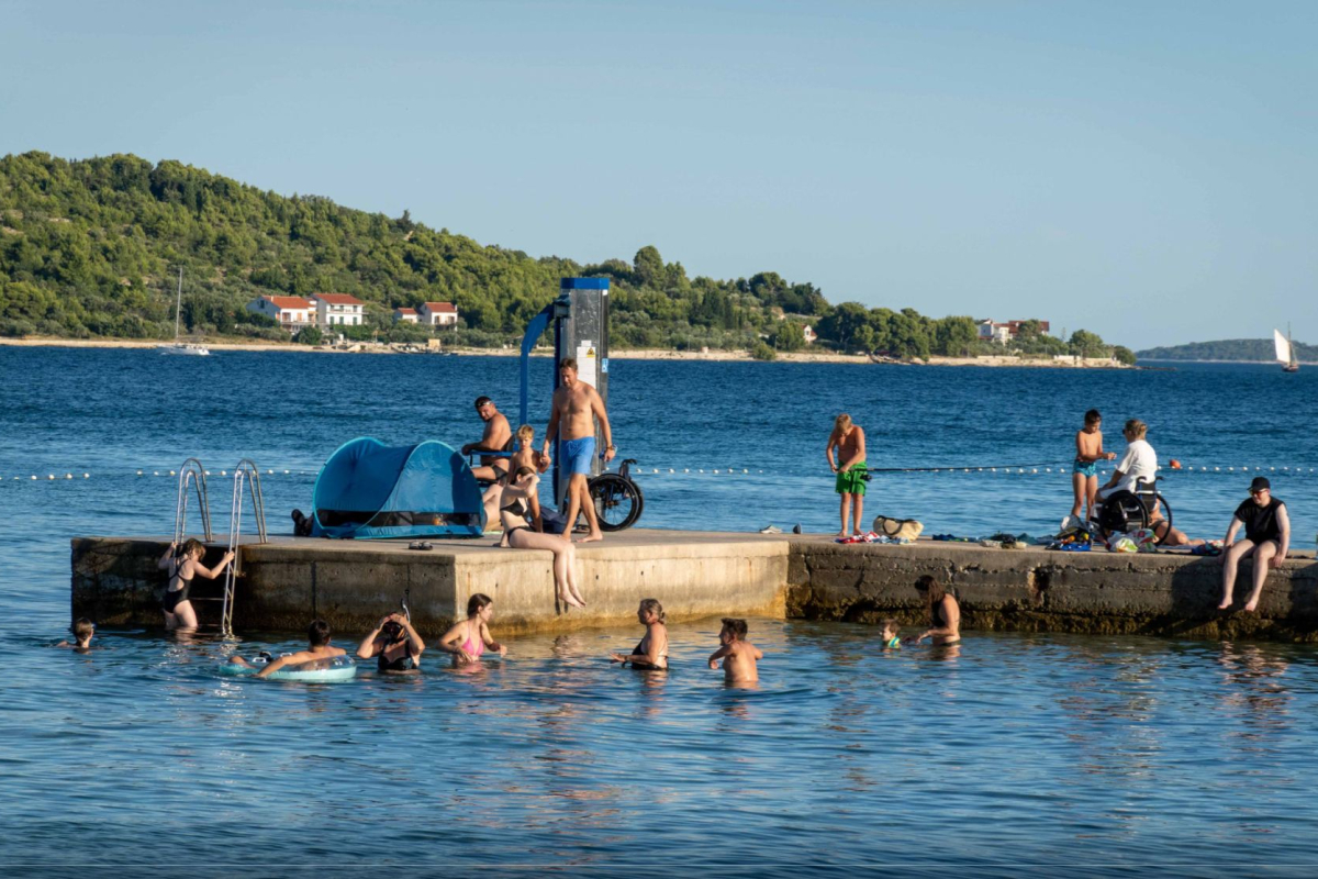 Topla bura zagrijala zrak, more u Vodicama i dalje izvrsne kakvoće