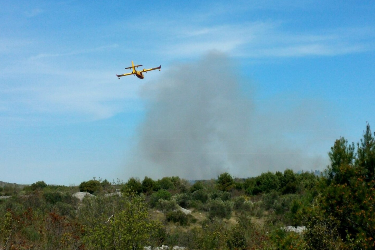 Požar kod Gaćeleza – u tijeku velika intervencija, kuće pod zaštitom vatrogasaca