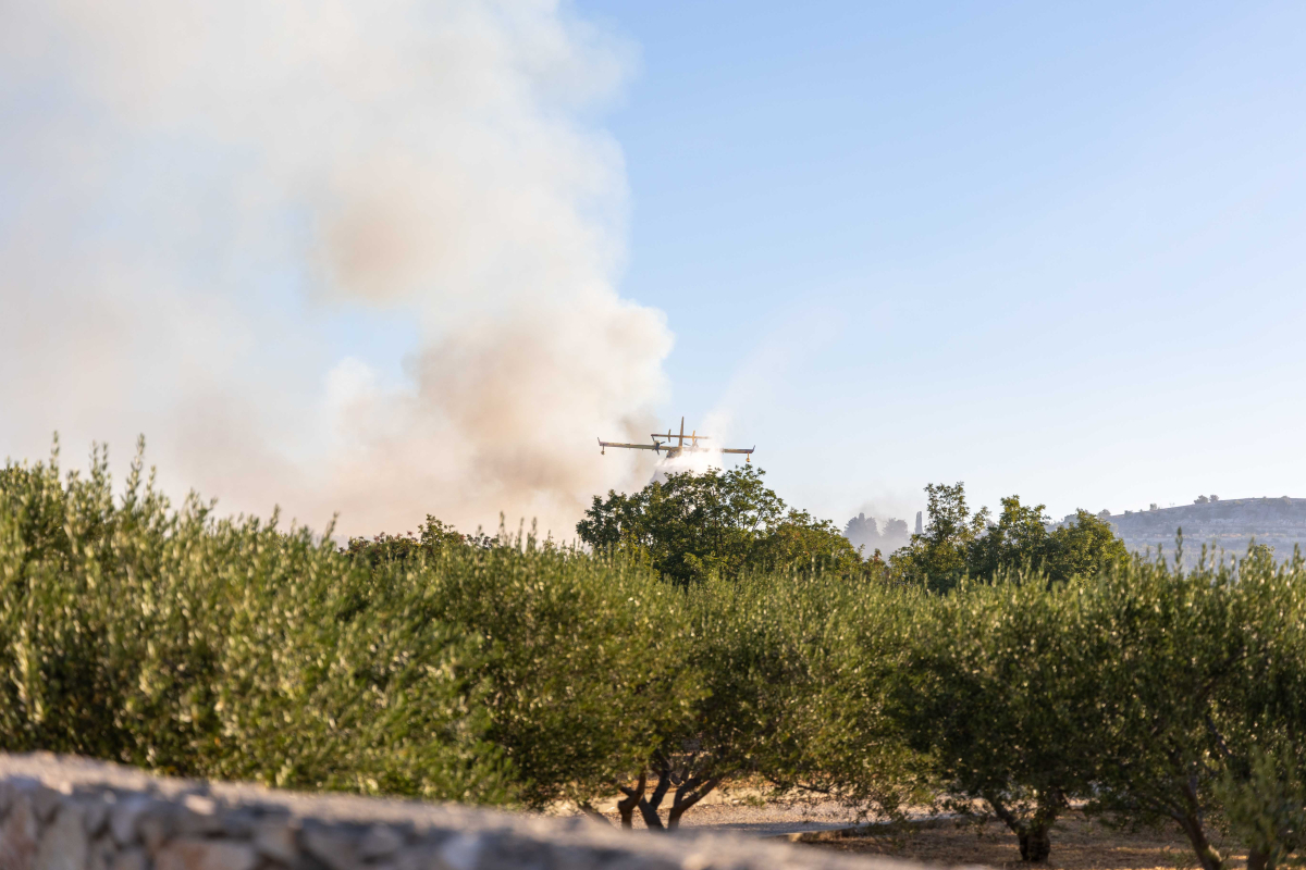 Požar kod Gaćeleza pod nadzorom, opasnost za kuće prošla
