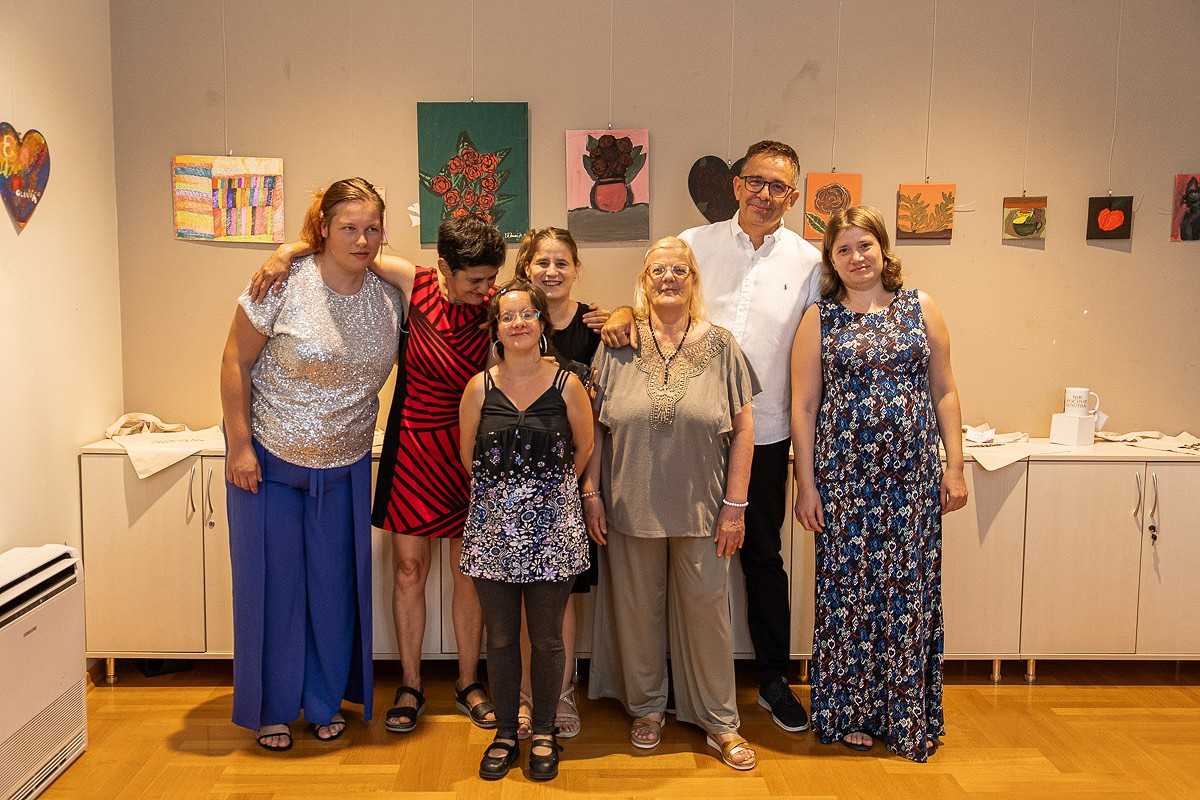 Umjetnost za inkluziju: šibenske kreativke izložile radove u Vodicama