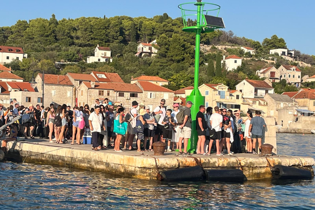 DEŽURNA KAMERA: Jedni odlaze, drugi dolaze - Špica ljeta u Prvić Luci