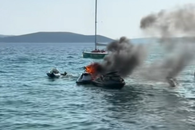 Video: Kupači spriječili veću štetu - zapalio se jet ski na Hangaru
