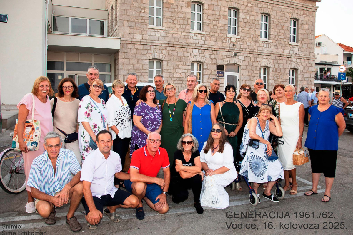 Zajednička fotografija ispred stare škole: spojile se tri generacije Vodičana