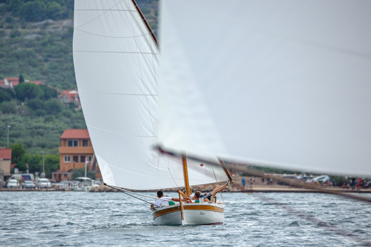 Regata za dušu i tilo u Betini spojila generacije i tradiciju drvene brodogradnje
