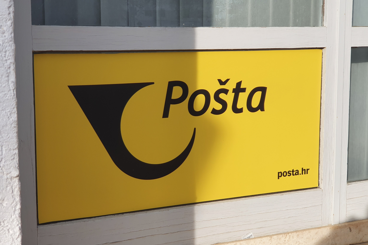 Nered u pošti Vodice: Građani i turisti nezadovoljni dugim čekanjima