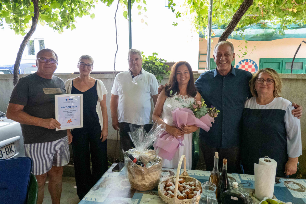 U Vodicama se osjećaju kao kod kuće - poljski gosti nagrađeni zahvalnicom i prigodnom košarom domaćih proizvoda